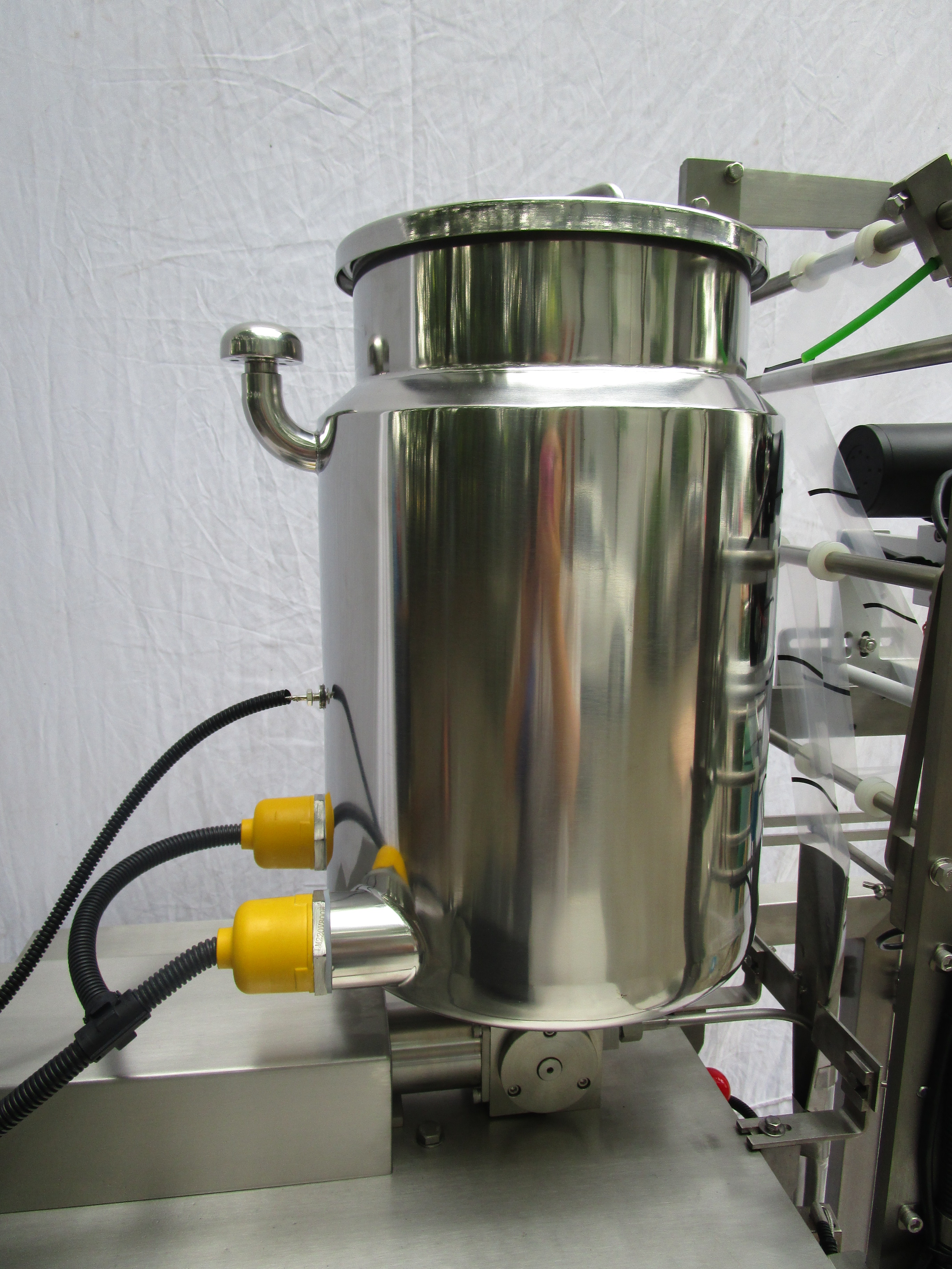liquid VFFS machine back sealing MH-300L dosing system and hopper Máquina VFFS líquida con sellado posterior, sistema de dosificación y tolva MH-300L